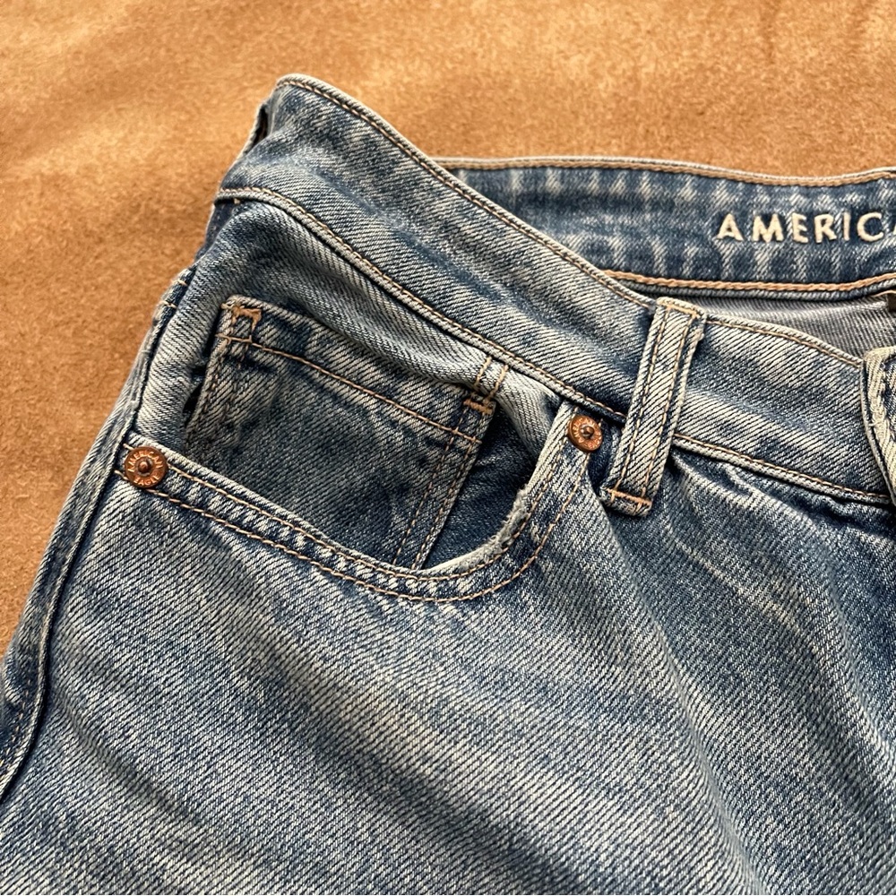 American Eagle Otfitters Strigid Ripped Distressed Mom Jean Size 4 - Picture 5 of 16